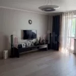 Большую квартиру с большой кухней, тремя лоджиями и гаражом продают в Барнауле. Фото