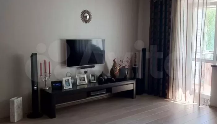 Большую квартиру с большой кухней, тремя лоджиями и гаражом продают в Барнауле. Фото