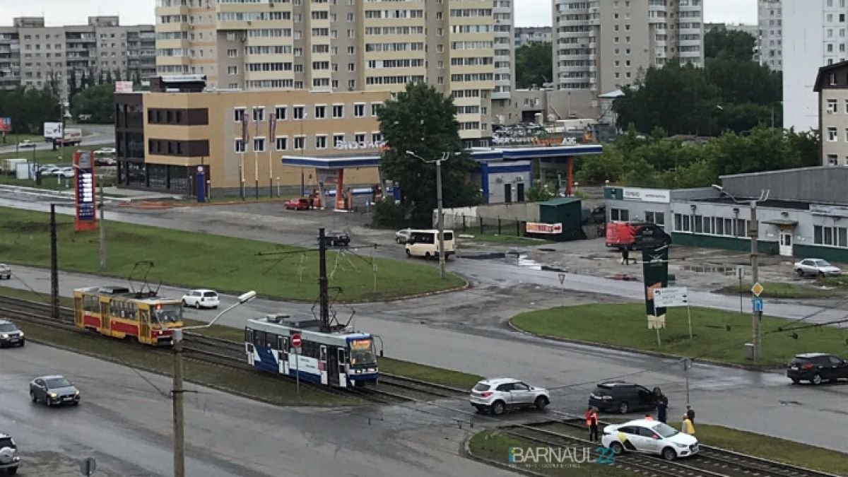 "Яндекс.Трамвай": автомобиль такси вылетел на пути в Барнауле