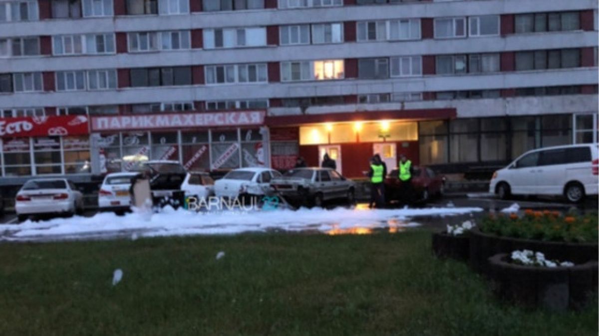 Водитель "Лады Калина" спровоцировал массовое ДТП и пожар в центре Барнаула 