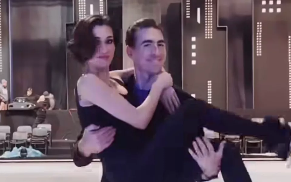 Сергей Шубенков записал видео со своей партнершей по льду и впечатлил формой. Видео