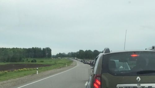 Автомобилисты пожаловались на большую пробку на Чуйском тракте