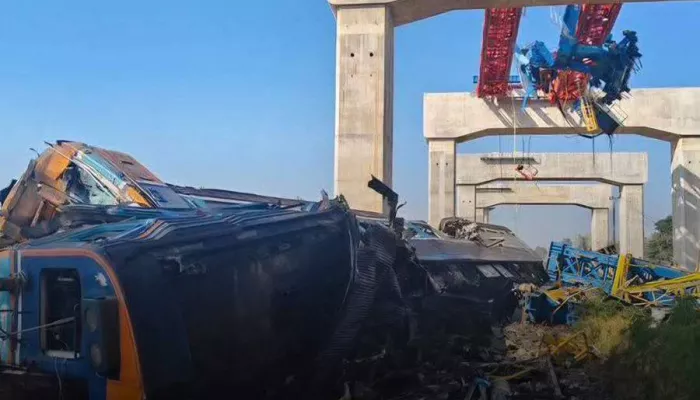 Строительный кран рухнул на поезд в Таиланде, десятки человек погибли и пострадали