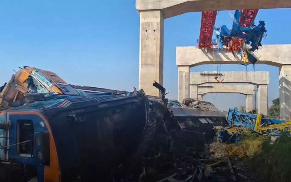 Строительный кран рухнул на поезд в Таиланде, десятки человек погибли и пострадали