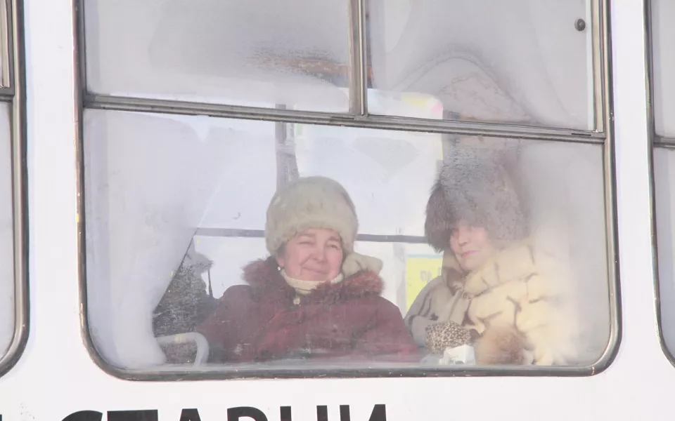 Жителей Алтайского края призвали пересесть с машин на автобусы в морозы