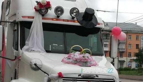 Задекорированные под свадебный кортеж фуры заметили на улицах Рубцовска