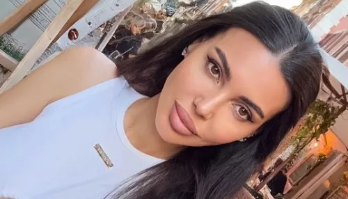 Талия осы и пресс: Оксана Самойлова показала пикантный отпускной кадр