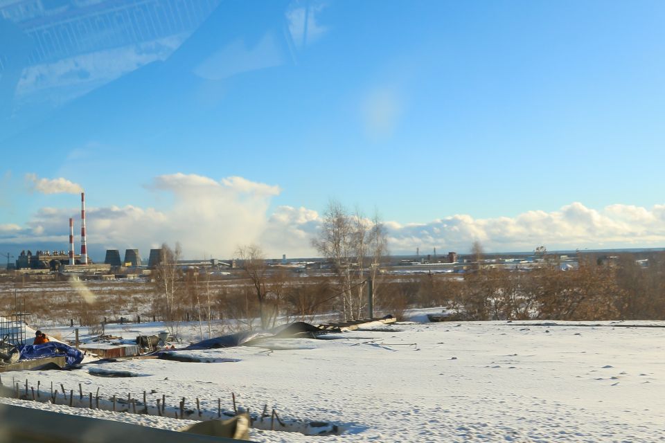 Вид на промзону в районе улицы Звездной со стороны моста на Павловском тракте