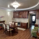 Просторную квартиру с аквариумом и поющими соловьями продают в Барнауле. Фото