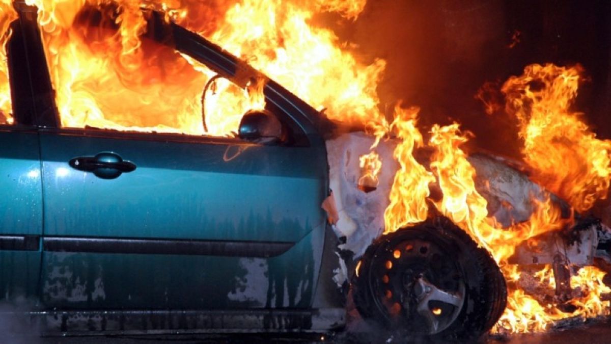 Автомобиль дотла сгорел на парковке в центре Барнаула