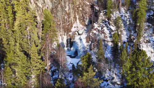 В Алтайском заповеднике показали водопад Корбу в январе. Видео