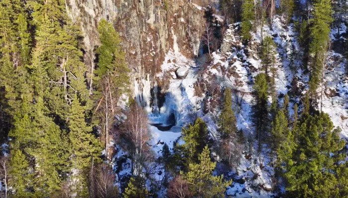 В Алтайском заповеднике показали водопад Корбу в январе. Видео