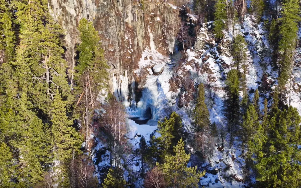 В Алтайском заповеднике показали водопад Корбу в январе. Видео