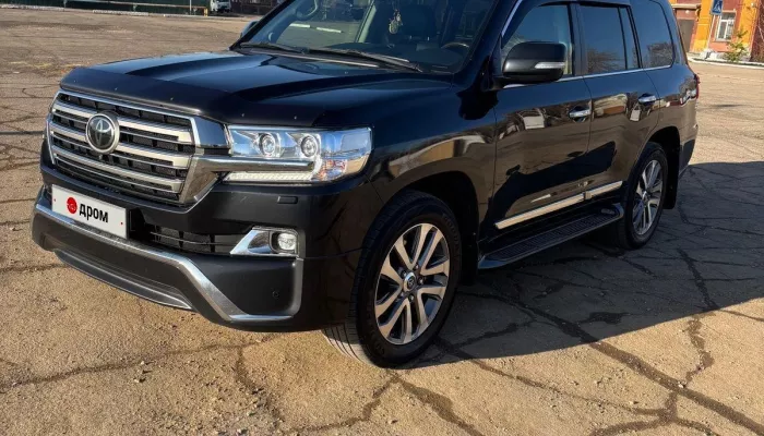 Land Cruiser в жидком стекле и пленке продают почти за 10 млн в Барнауле. Фото