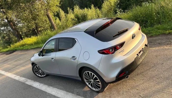 Серебристую Mazda без пробега по РФ продают в Горно-Алтайске почти за 2 млн руб. Фото