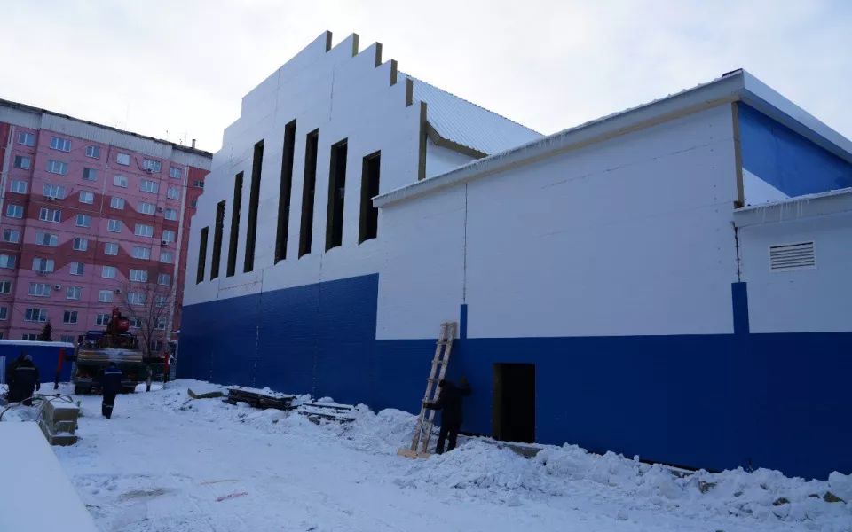 В Бийске завершают строительство здания бассейна в районе Зеленого Клина