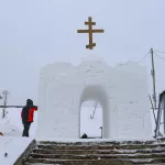 Купель и часовня из снега: как на Оби в Барнауле строят крещенский городок. Фото