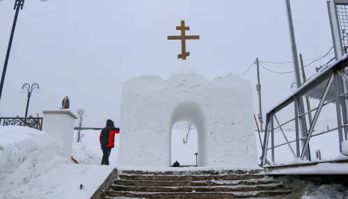 Купель и часовня из снега: как на Оби в Барнауле строят крещенский городок. Фото