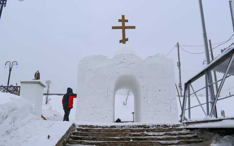 Купель и часовня из снега: как на Оби в Барнауле строят крещенский городок. Фото