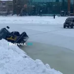 Мини-погрузчик провалился под лед на катке в барнаульском парке Изумрудный