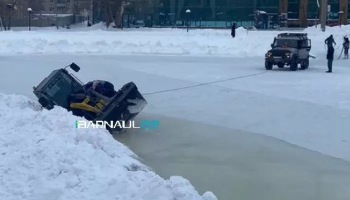 Мини-погрузчик провалился под лед на катке в барнаульском парке Изумрудный