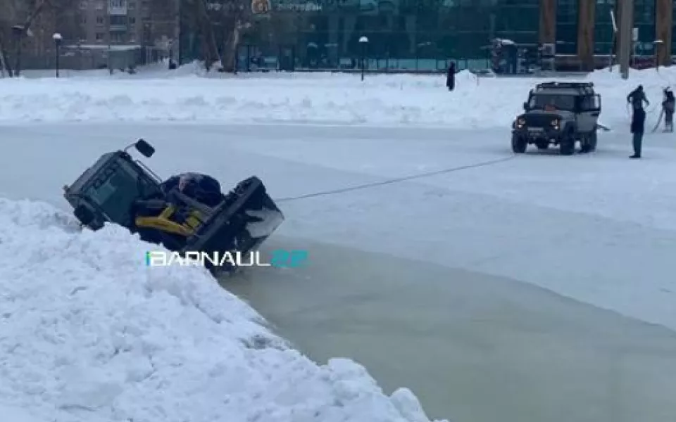 Мини-погрузчик провалился под лед на катке в барнаульском парке Изумрудный