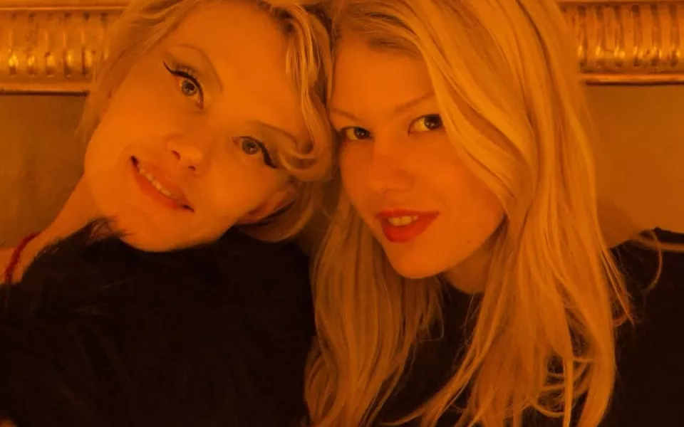 Рената Литвинова показала свою совсем взрослую дочь: новые фото из Парижа