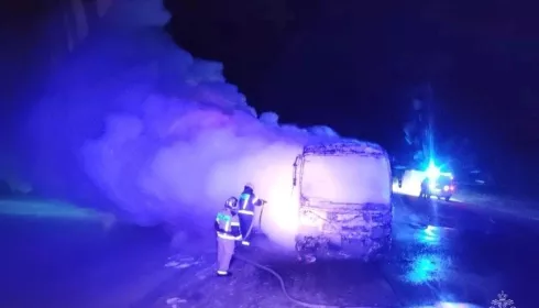 Автобус с пассажирами загорелся посреди трассы в Алтайском крае