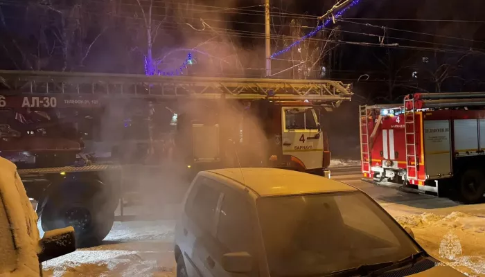 Из поликлиники в Барнауле эвакуировались 150 человек, прибыли пожарные. Подробности