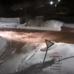 Улицы Рубцовска затопило после порыва трубы в 30-градусный мороз