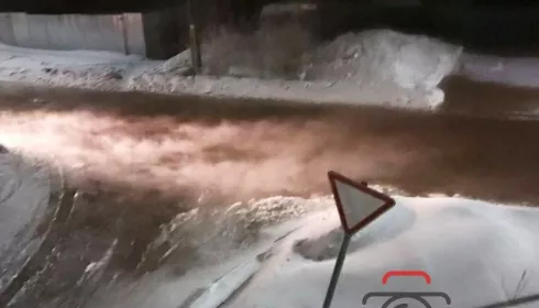 Улицы Рубцовска затопило после порыва трубы в 30-градусный мороз