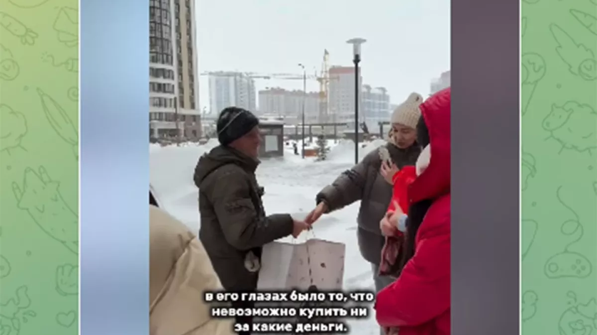 Барнаульцы подарили теплый подарок дворнику