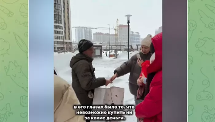 Барнаульцы решили отблагодарить дворника за труд в морозы и вручили теплый подарок