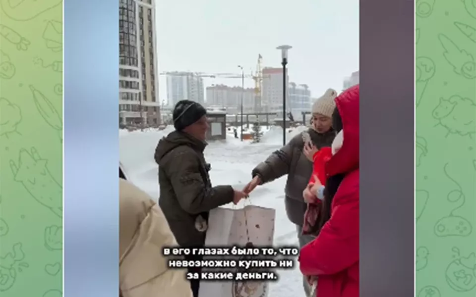 Барнаульцы решили отблагодарить дворника за труд в морозы и вручили теплый подарок