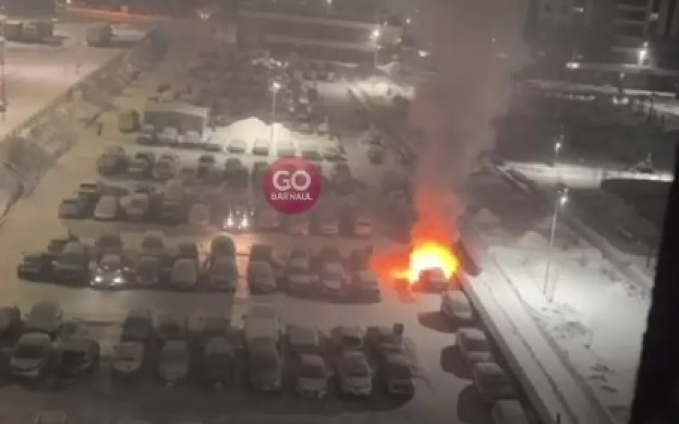 На барнаульской парковке морозной ночью сгорел дотла Renault Logan