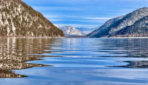 Январское чудо: на Алтае показали хрустальные отражения Телецкого озера. Фото