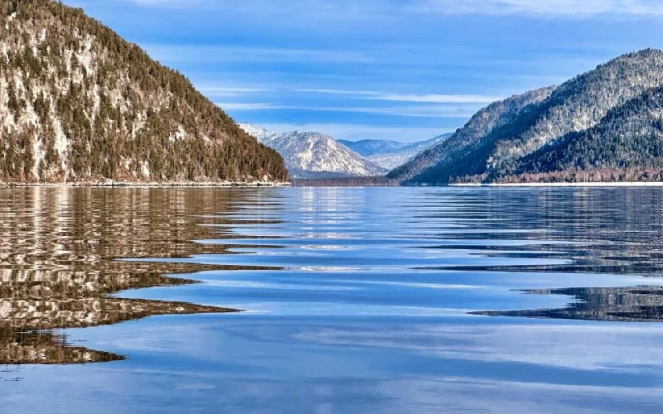 Январское чудо: на Алтае показали хрустальные отражения Телецкого озера. Фото