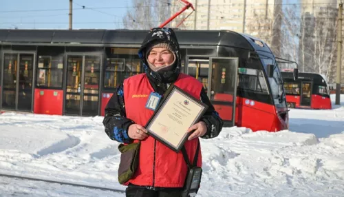 Любимая барнаульцами кондуктор Вера Кириллова получила награду от губернатора