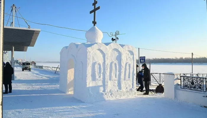 Крещенский городок достраивают на Оби в Барнауле. Фото