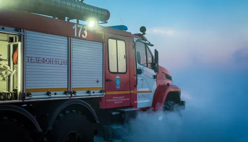 Сотрудник МЧС показал работу пожарных на лютом морозе в Барнауле. Фото