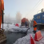 Барнаульские коммунальщики устраняют порыв водовода на улице Кутузова