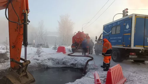 Барнаульские коммунальщики устраняют порыв водовода на улице Кутузова