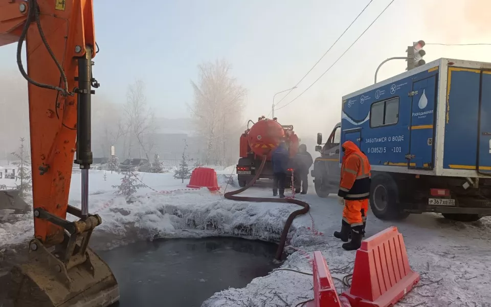 Барнаульские коммунальщики устраняют порыв водовода на улице Кутузова