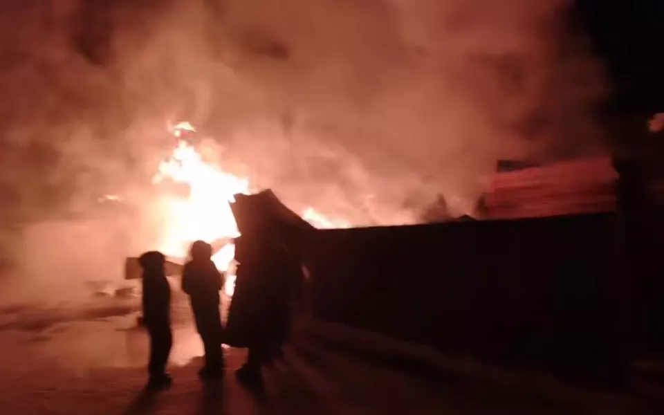 В алтайском селе сгорел деревообрабатывающий цех. Фото