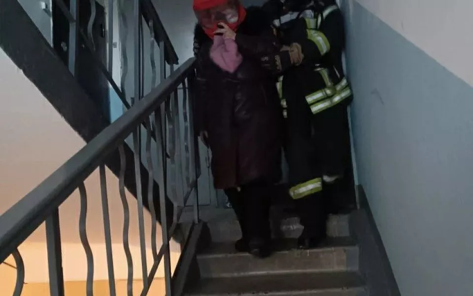 Сотрудники МЧС спасли человека при пожаре в барнаульской пятиэтажке