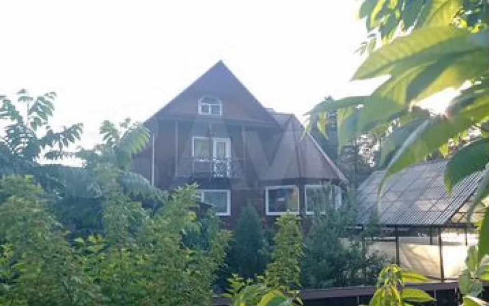 Трехуровневый коттедж у Катуни продают в Республике Алтай за 69 млн рублей. Фото