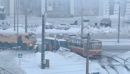 Маршрутка и трамвай столкнулись в Барнауле в 30-градусный мороз