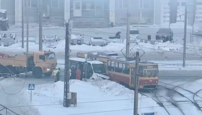 Маршрутка и трамвай столкнулись в Барнауле в 30-градусный мороз