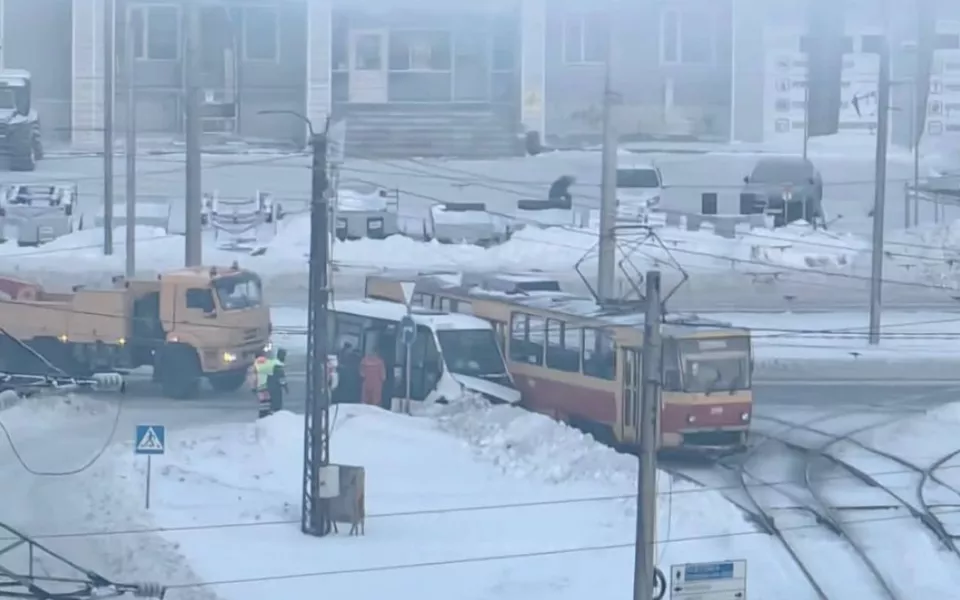 Маршрутка и трамвай столкнулись в Барнауле в 30-градусный мороз