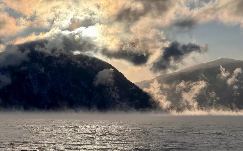 Особое представление: в Алтайском заповеднике показали, как парит Телецкое озеро